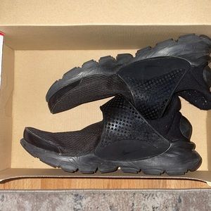 Nike sock darts sz 5